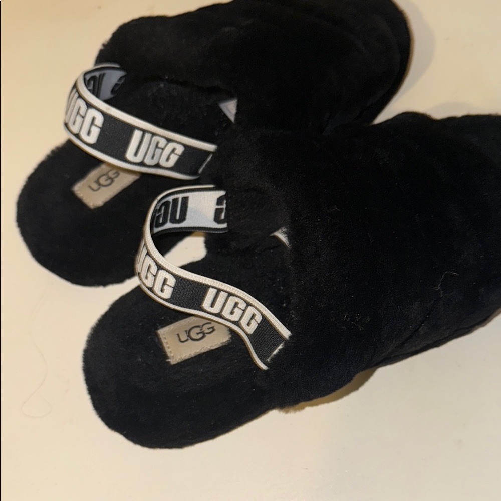 UGG WOMEN blk slip on’s